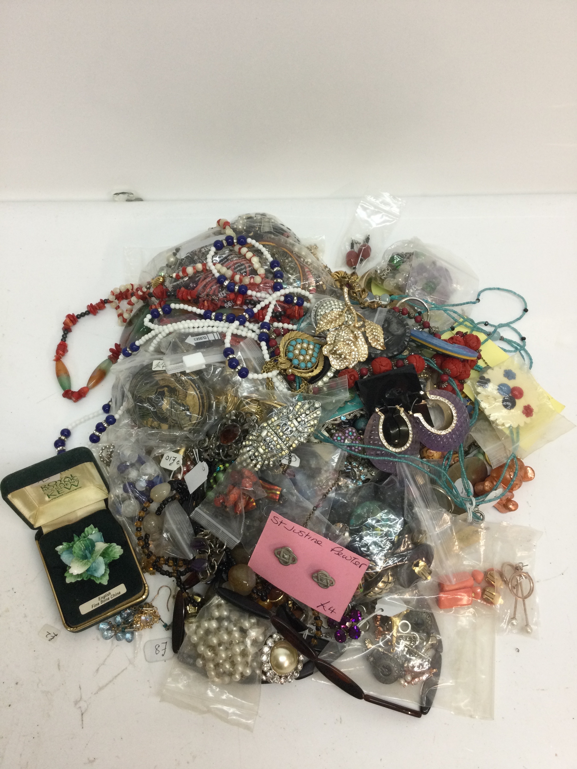 A quantity of vintage costume and modern dress jewellery 