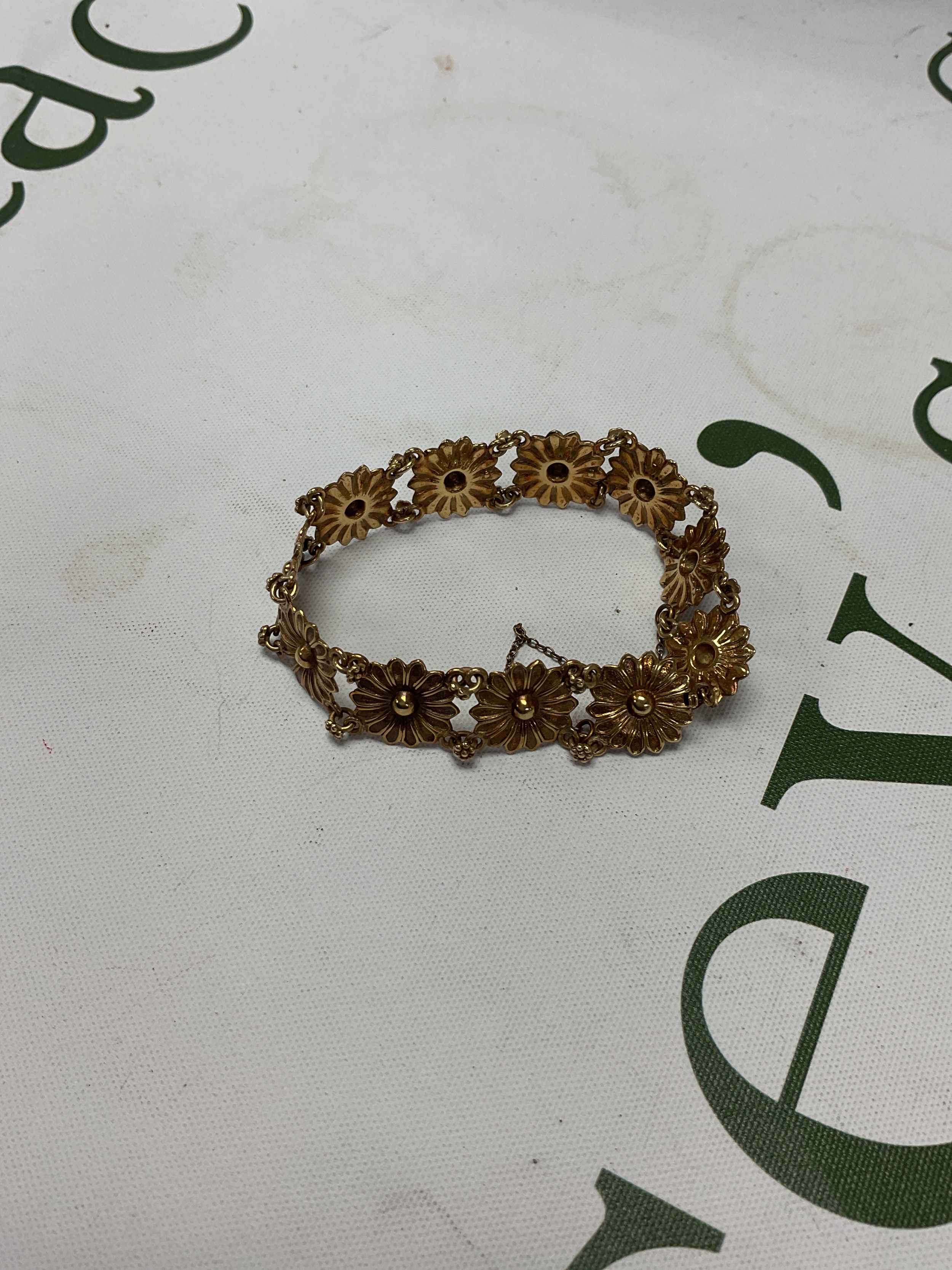 9ct daisy link bracelet 15 grams.