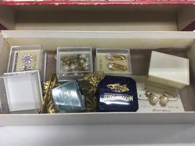A box of 9ct gold earrings and pother pieces of jewellery.
