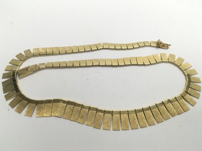 A graduating yellow metal Collarette stamped 333. Approx weight 23.8 grams.