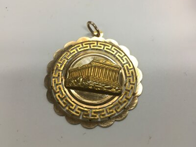 A 585 stamped disc pendant. Approx weight 5.9 grams.