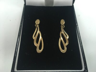 A pair of 9ct gold drop earrings. Approx weight 3 grams.