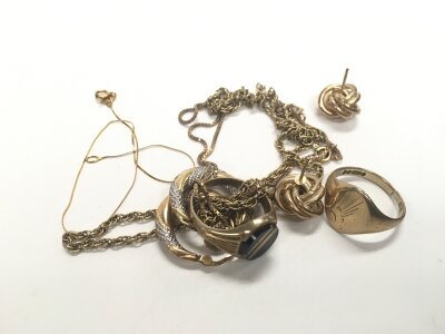 A mixed lot of 9ct gold jewellery. Approx weight 17.8 grams.