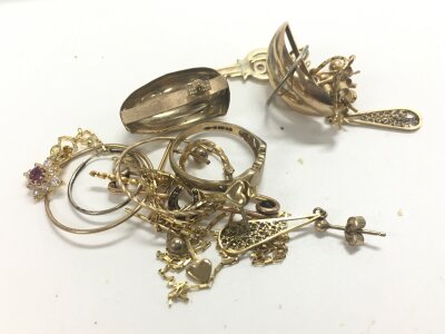 A mixed lot of 9ct gold and yellow metal jewellery, approx weight 10.8 grams.