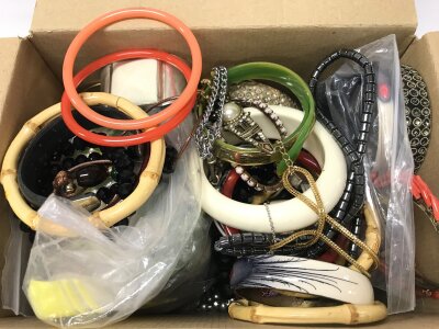 A Collection of assorted costume jewellery