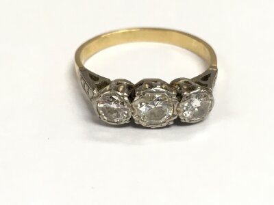 An unmarked gold ring set with three diamonds. Size Q and 2.95g