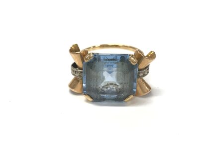An unmarked gold ring with a cut blue stone. Size N and 7.78g