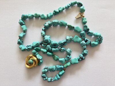 A raw polished double strand turquoise bead necklace with a heavy 18ct gold clasp. 55cm, 9mm pearls.