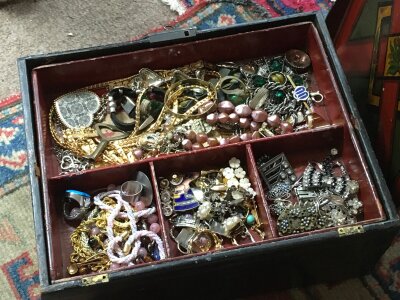 A box of costume jewellery, no reserve