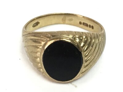A Gents 9ct gold signet ring. Size Q/R