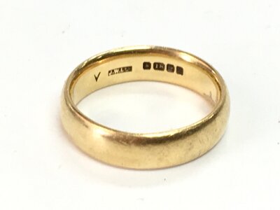 An 18ct gold gents ring, size S