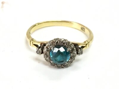 A blue zircon set 18ct gold ring, size Q