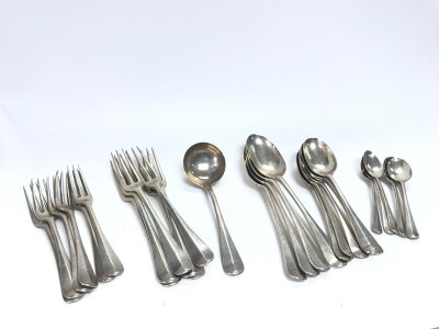 Victorian silver flatware service in the Hamovelian pattern consisting of ten dinner forks, six dessert forks, six dessert spoons, six tea spoons, four serving spoons and a sauce ladel. Maker William Comqust Sons , London 1900. 1617grams