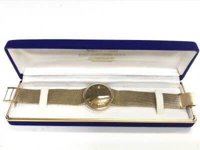 A 9ct gold Longines gents wrist watch, Swiss fully jewelled lever movement with champagne dial date and central secondhand , case no. 311261. Complete with a 9ct gold Milanese pattern bracelet hallmarked hand on 1978. 66g total weight