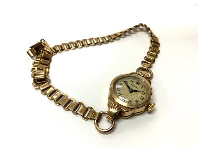 A vintage 9ct gold ladies wrist watch, 17.1g
