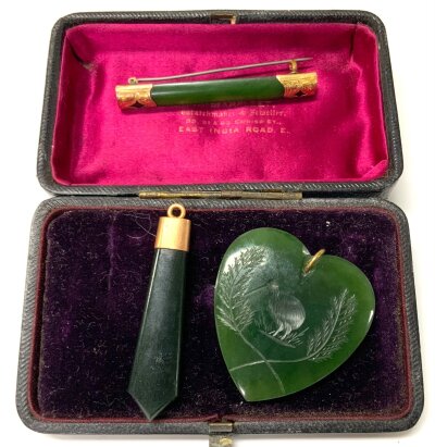 A gold mounted jade pendant / gold mounted jade bar brooch /. Nephrite jade heart shaped pendant with engraved Kiwi design. (3)