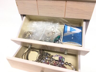 A wooden jewellery box all silver including 20 silver necklaces , 10 silver bracelets, 20 pairs of small silver earrings, 10 brooches, 10 rings, 10 silver charms, 2 silver Victorian letters, H+T