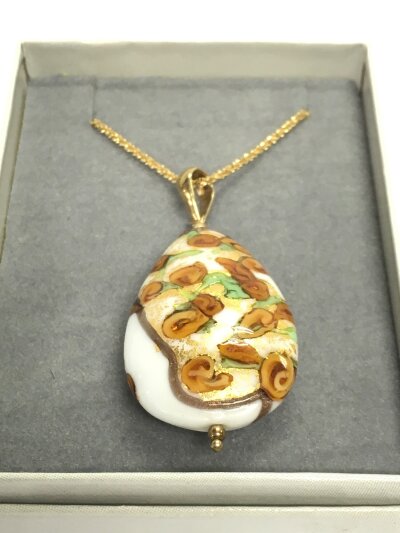 A silver chain and enamel pendant. Chain 5.5g