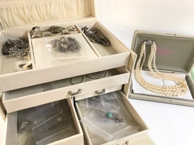 A cream coloured jewellery box (all silver, 12 silver charms , 10 silver brooches, 25 silver necklaces, 10 silver rings , three row simulated 925 silver clasp