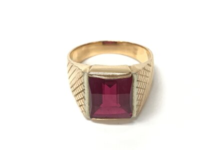 An 18ct gold gents Ruby lite heat treated ring. Size U 1/2 and 12.33g