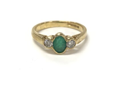An Emerald ring set with diamond shoulders all in a 18ct yellow gold setting. Size M - M 1/2 3.18g