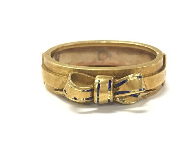 A scarf toggle in 18ct yellow gold the raised central band terminating in a bow. Comes in case. 8.17g