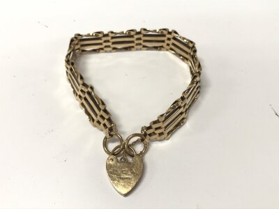 A 9ct gold gate bracelet with heart shaped lock. 16.43g