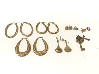 A small collection of mixed 9ct gold jewellery including earrings etc
12.29g