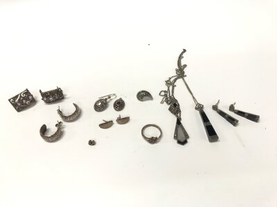 A small collection of various silver jewellery items.