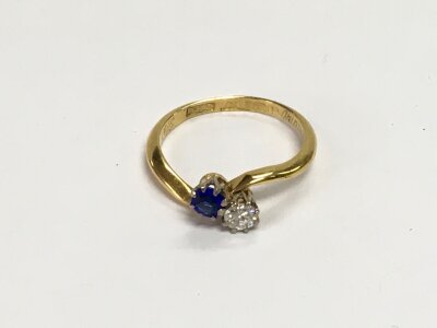 An 18ct gold sapphire and diamond crossover ring, approx 2.6g and approx size M.
