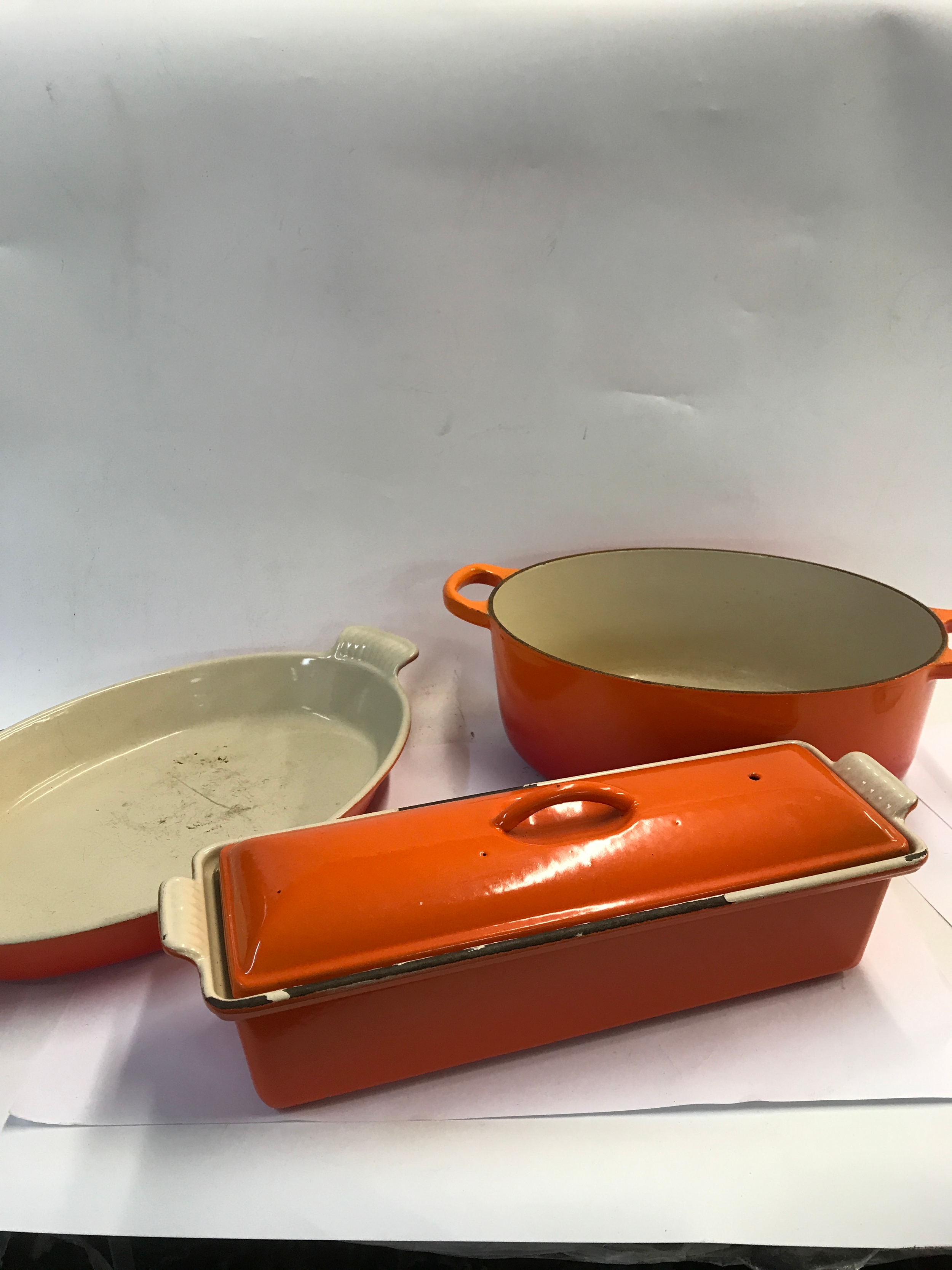3 Le Creuset kitchen dishes.