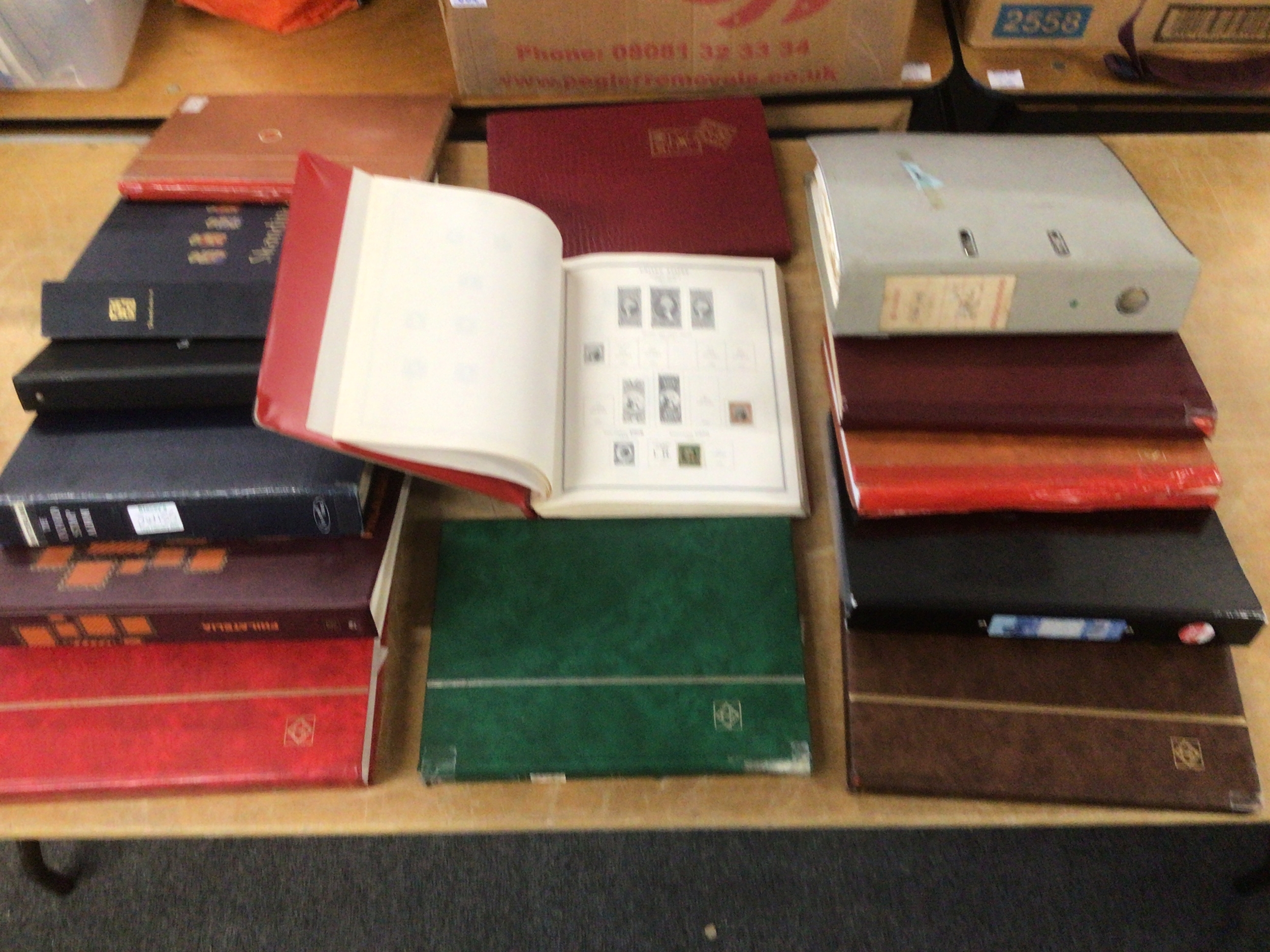Stamp albums, world, commonwealth, Swiss, clean USA album with early issues. 14 albums.