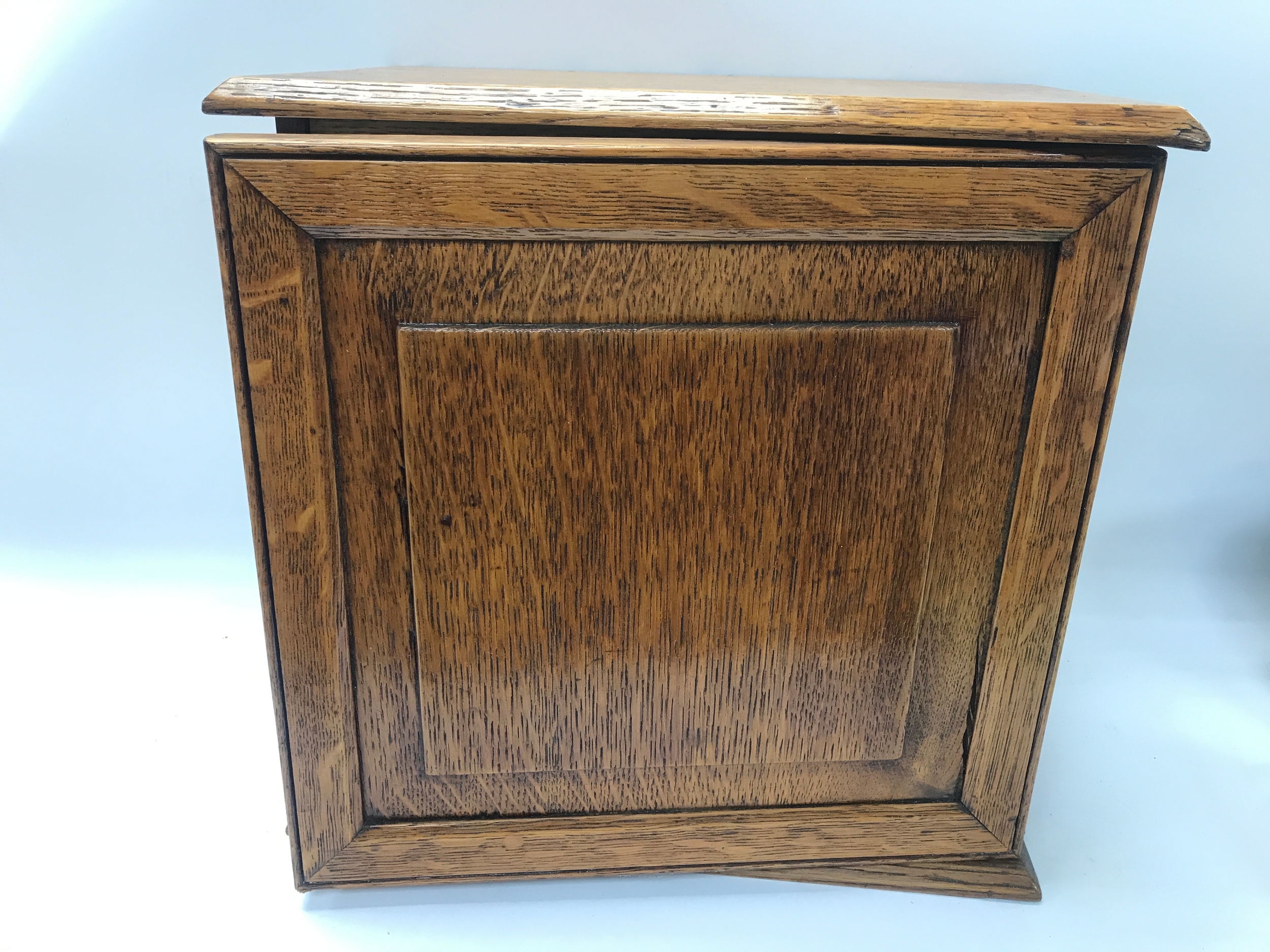 An oak multi draw collectors chest. 33x33x20cm