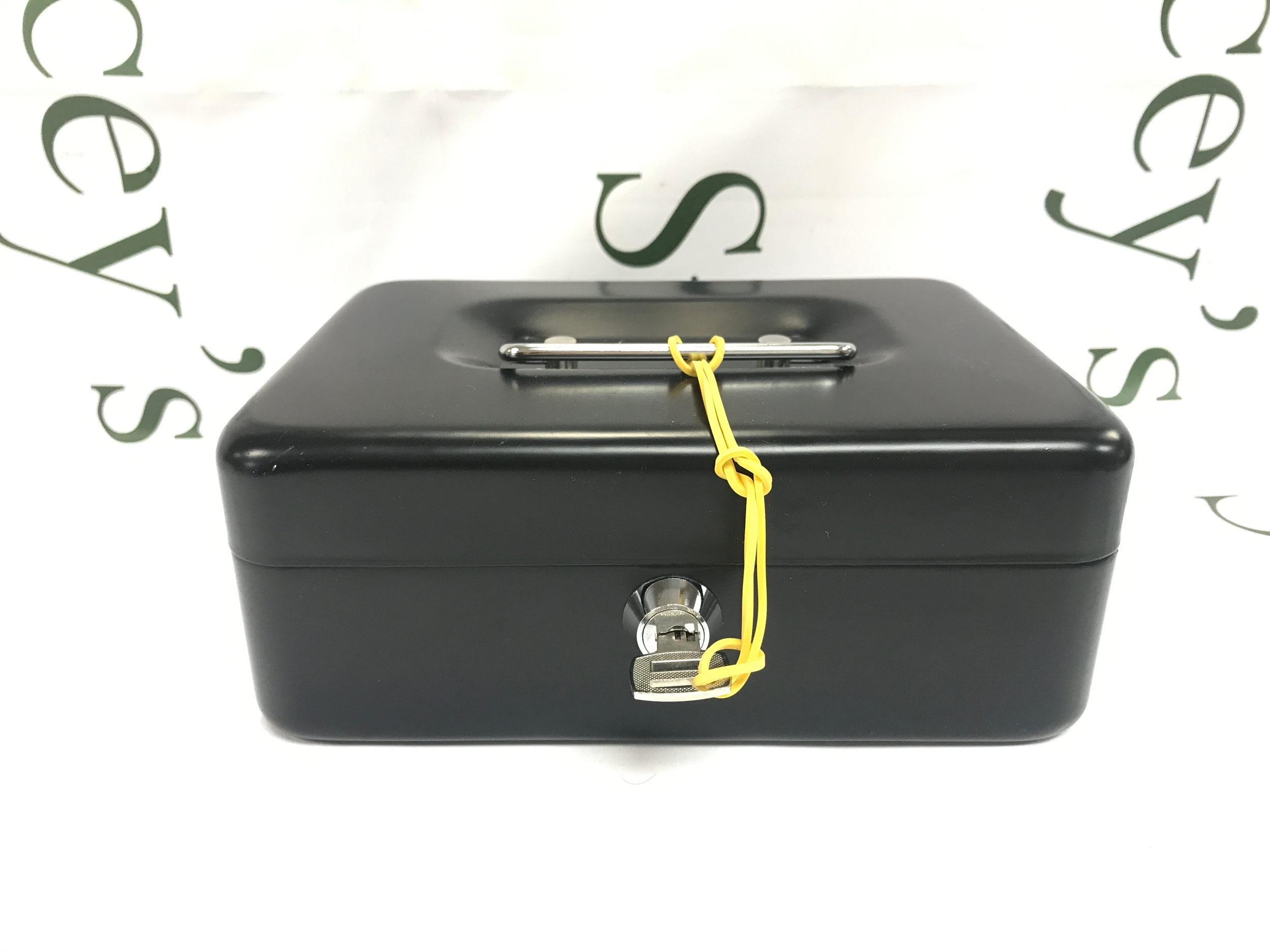 Money/jewellery safe with key, 16x14.5x8.5cm exterior. No reserve 