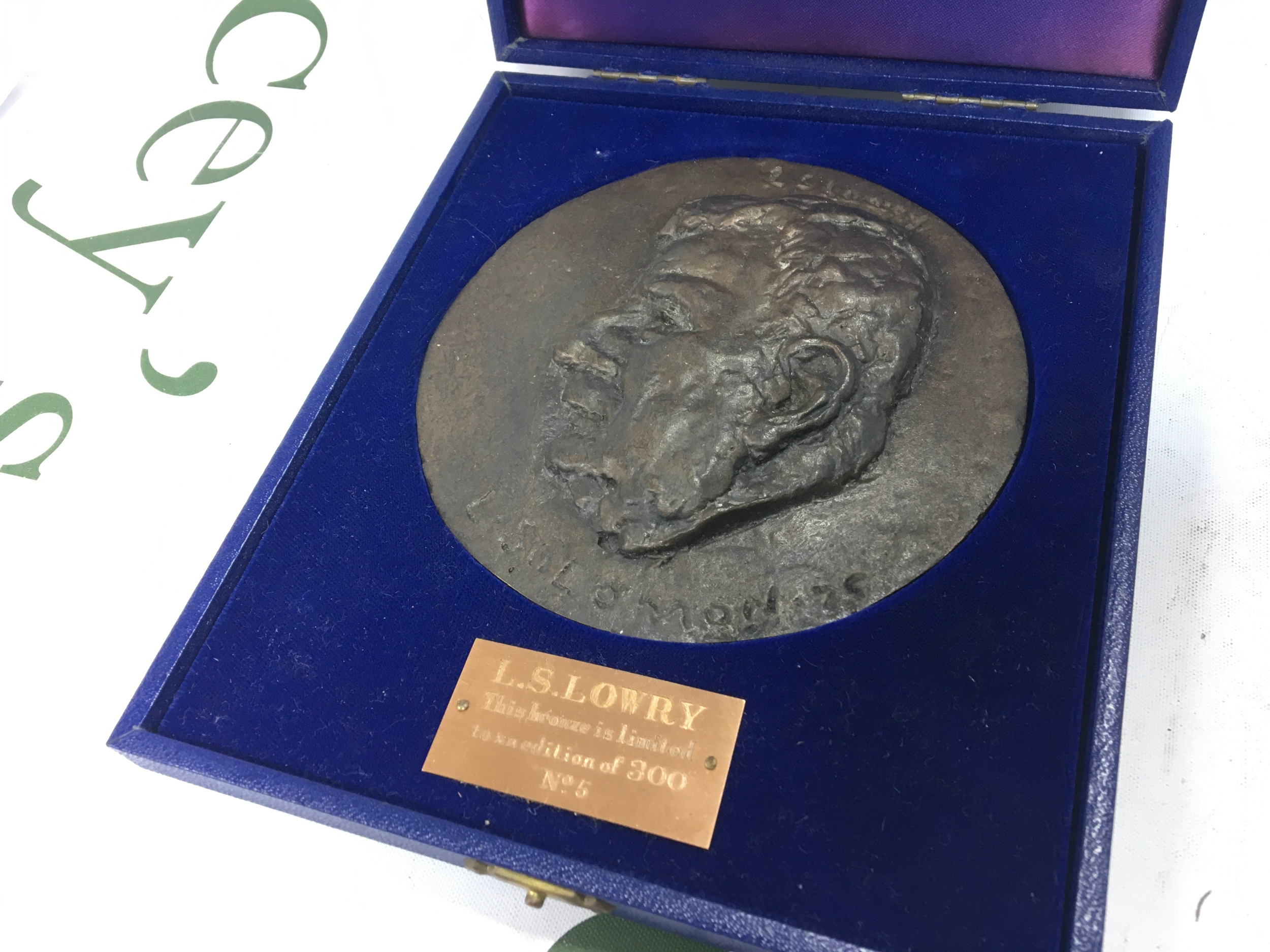A good boxed bronze head Round plaque of L.S Lowry in a fitted case no 5 of 300 