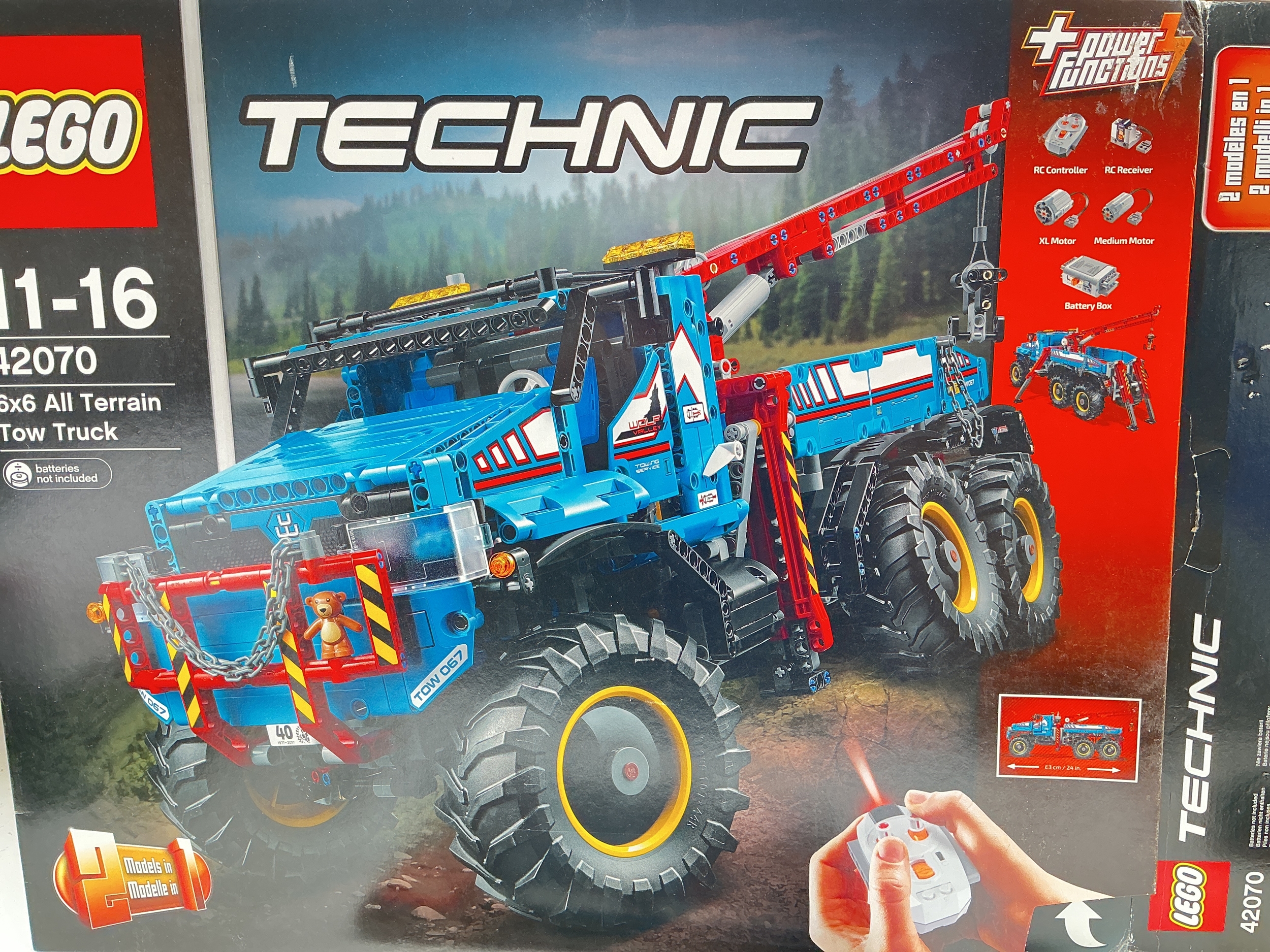 A Lego Technic 6x6 All Terrain Tow Truck in Display Case With Box And Manual. No Reserve.(2).