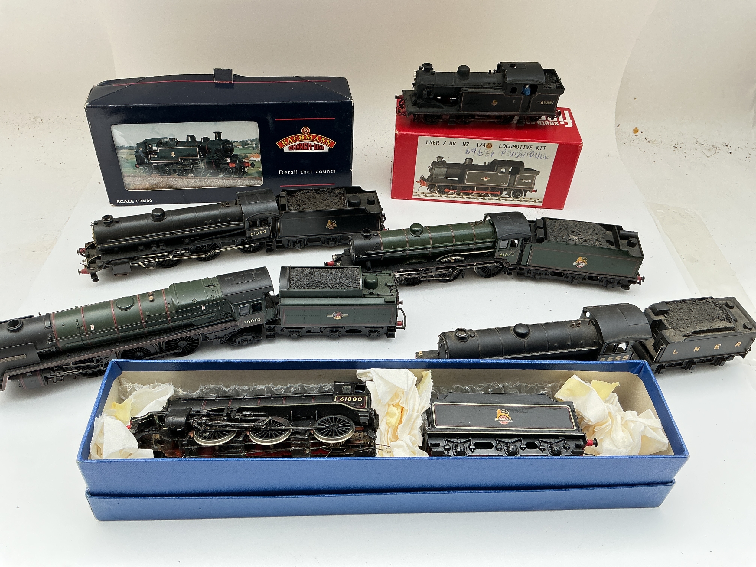 A Box Containing A Collection Of Boxed And Loose 00 Gauge Locomotives And Coaches. No Reserve.