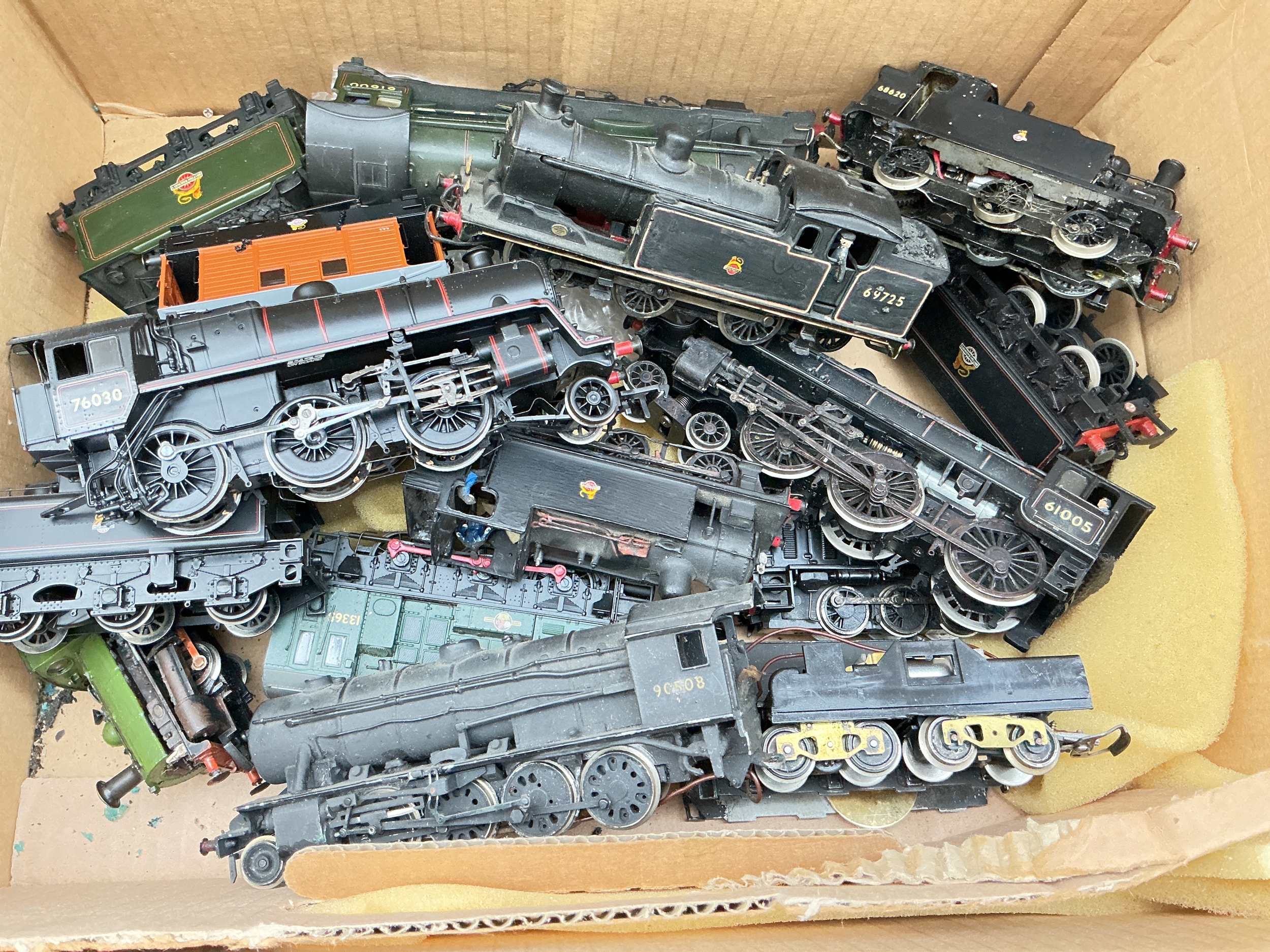 A Collection Of 00 Gauge Locomotives In Various States, No Reserve.
