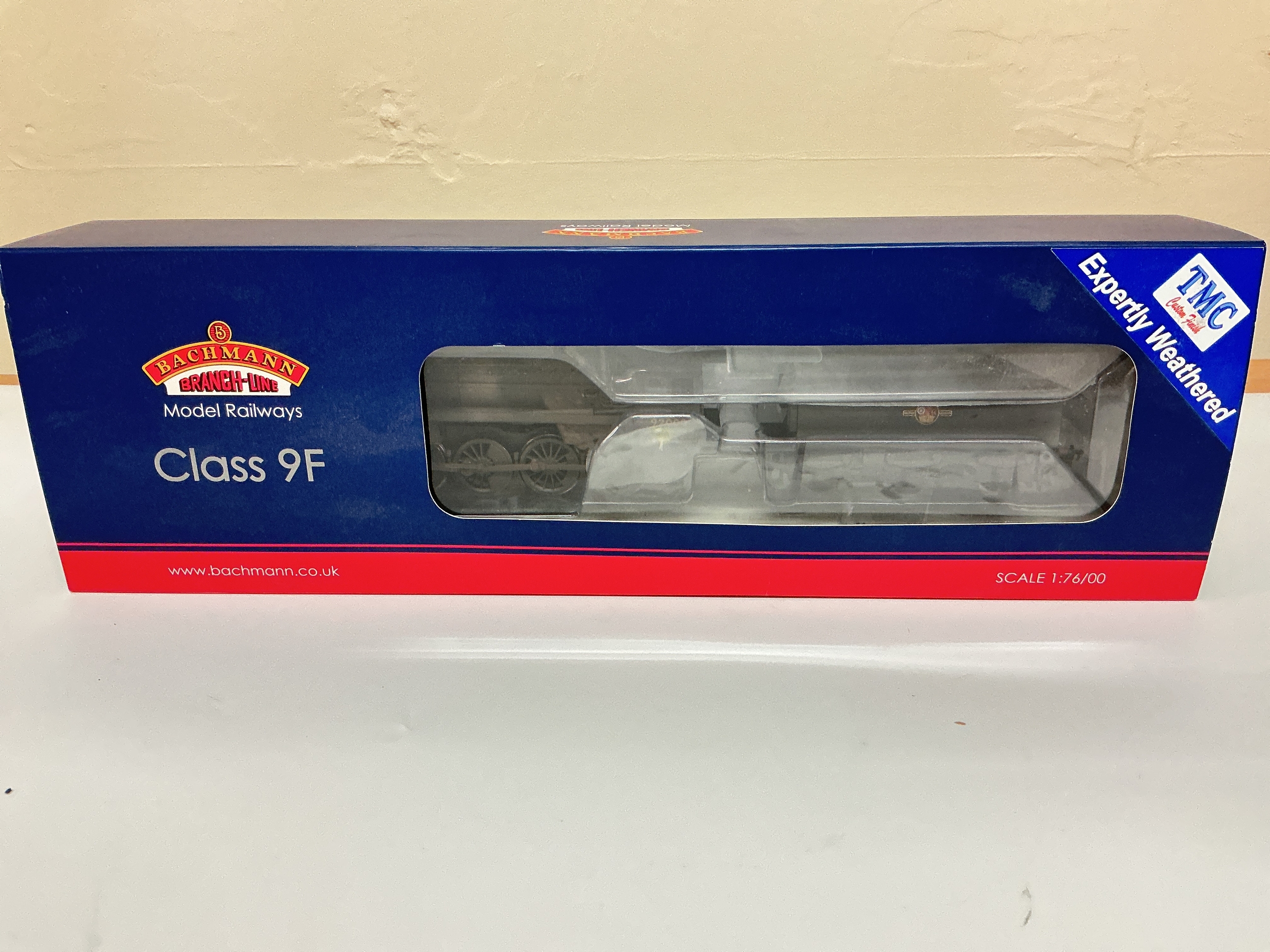 A Boxed Bachmann 00 Gauge BR Standard Class 9 F 92000 BR  lack Late Crest #32-859Z No Reserve.