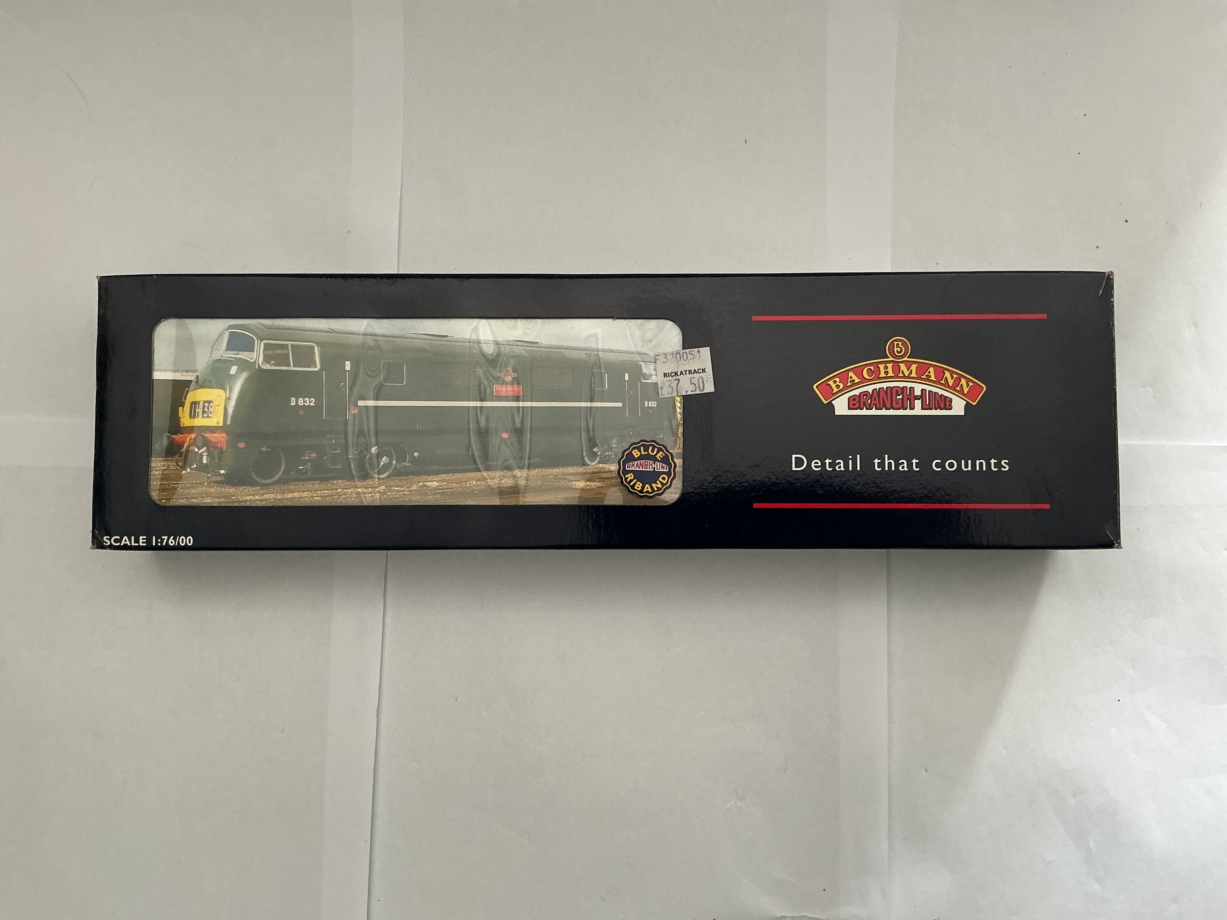A Boxed Bachmann Branch-line Class 42 Warship Diesel D832 Onslaught BR Green 00 Gauge Locomotive. 32-051. No Reserve. 