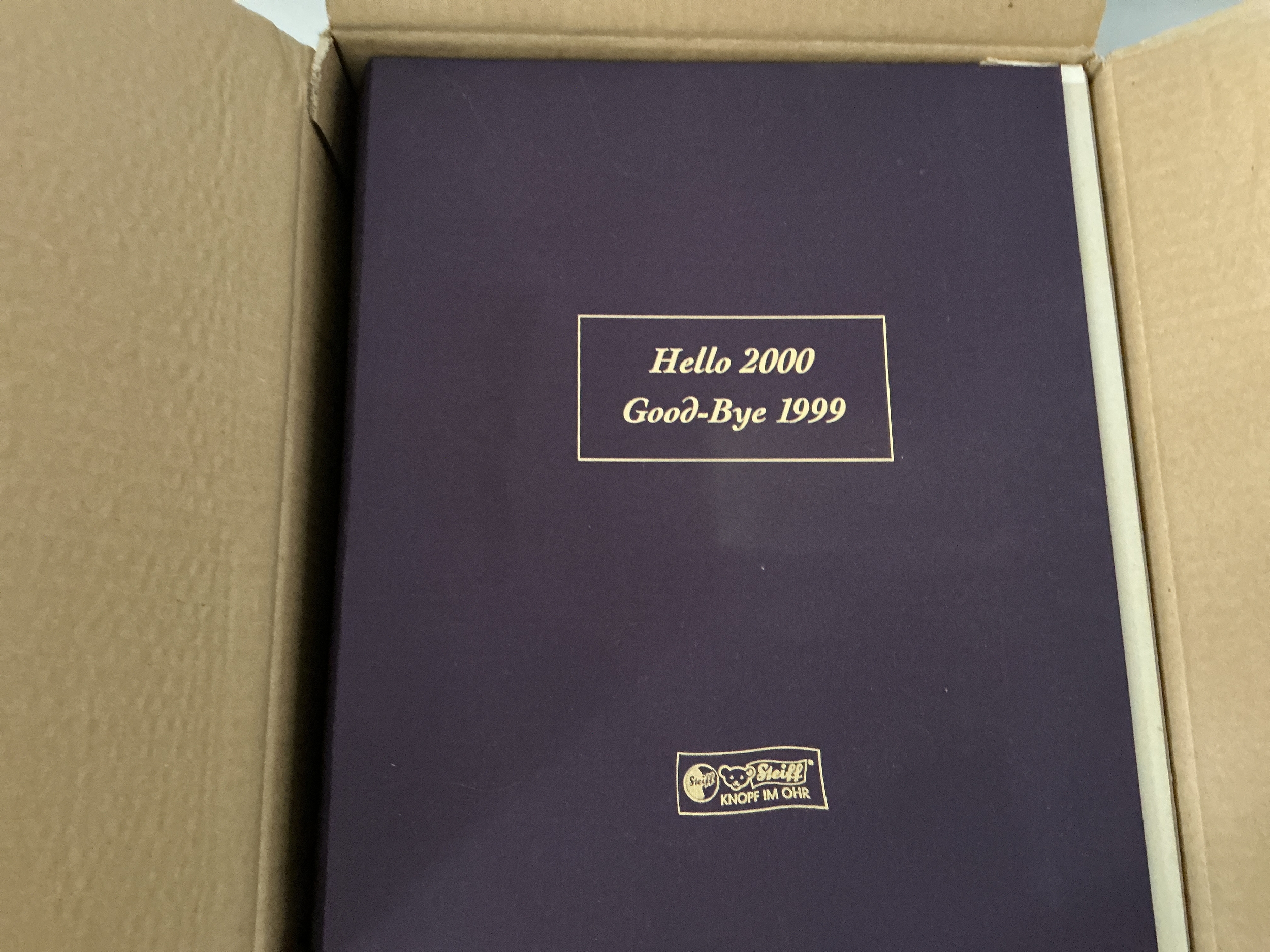 A Boxed Collection of 2 Steiff Bears, Hello 2000 Good-bye 1999 Edition. No Reserve. 