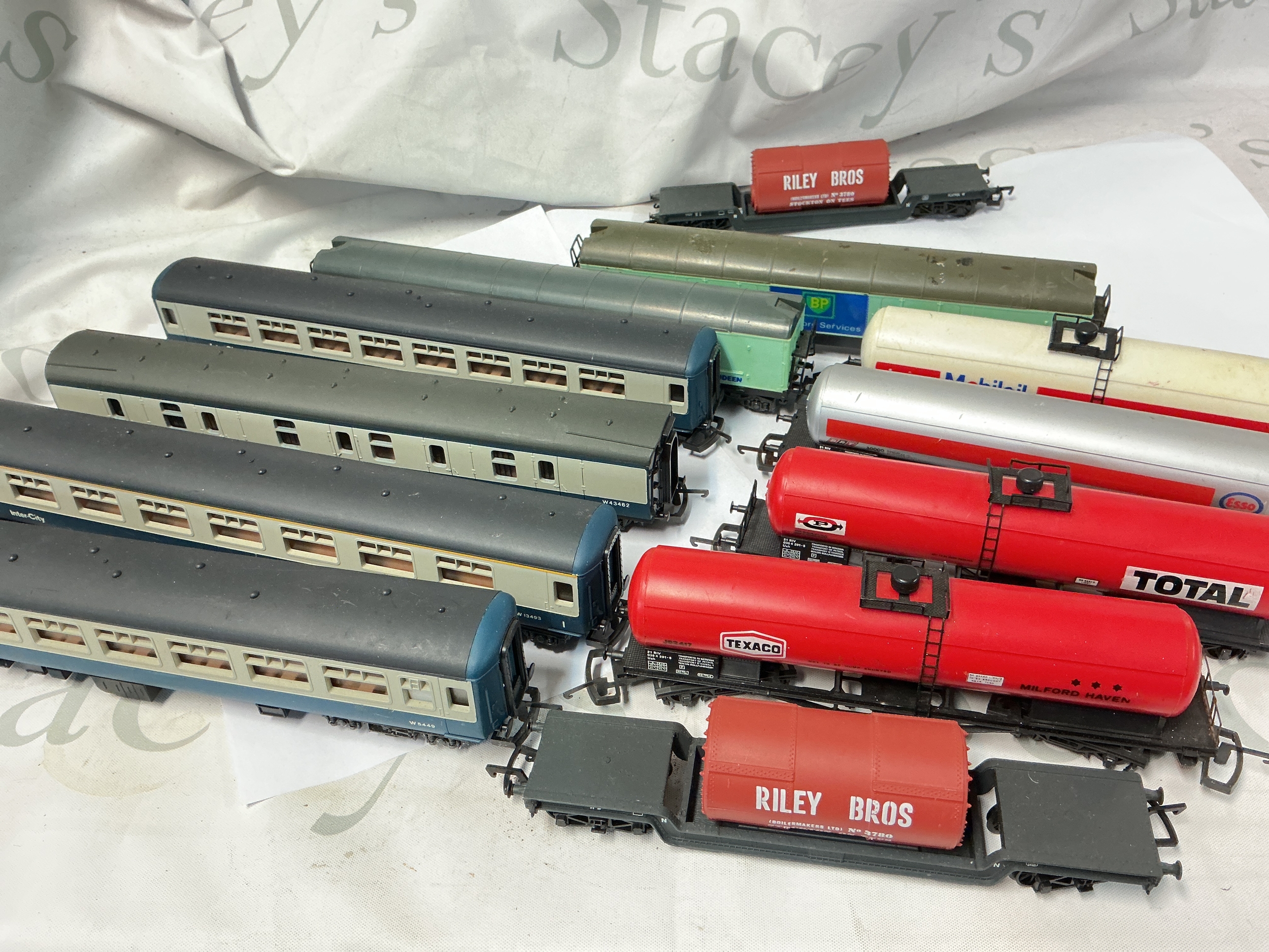 A Box Containing A Large Collection Of 00 Gauge Coaches And Wagons. No Reserve.