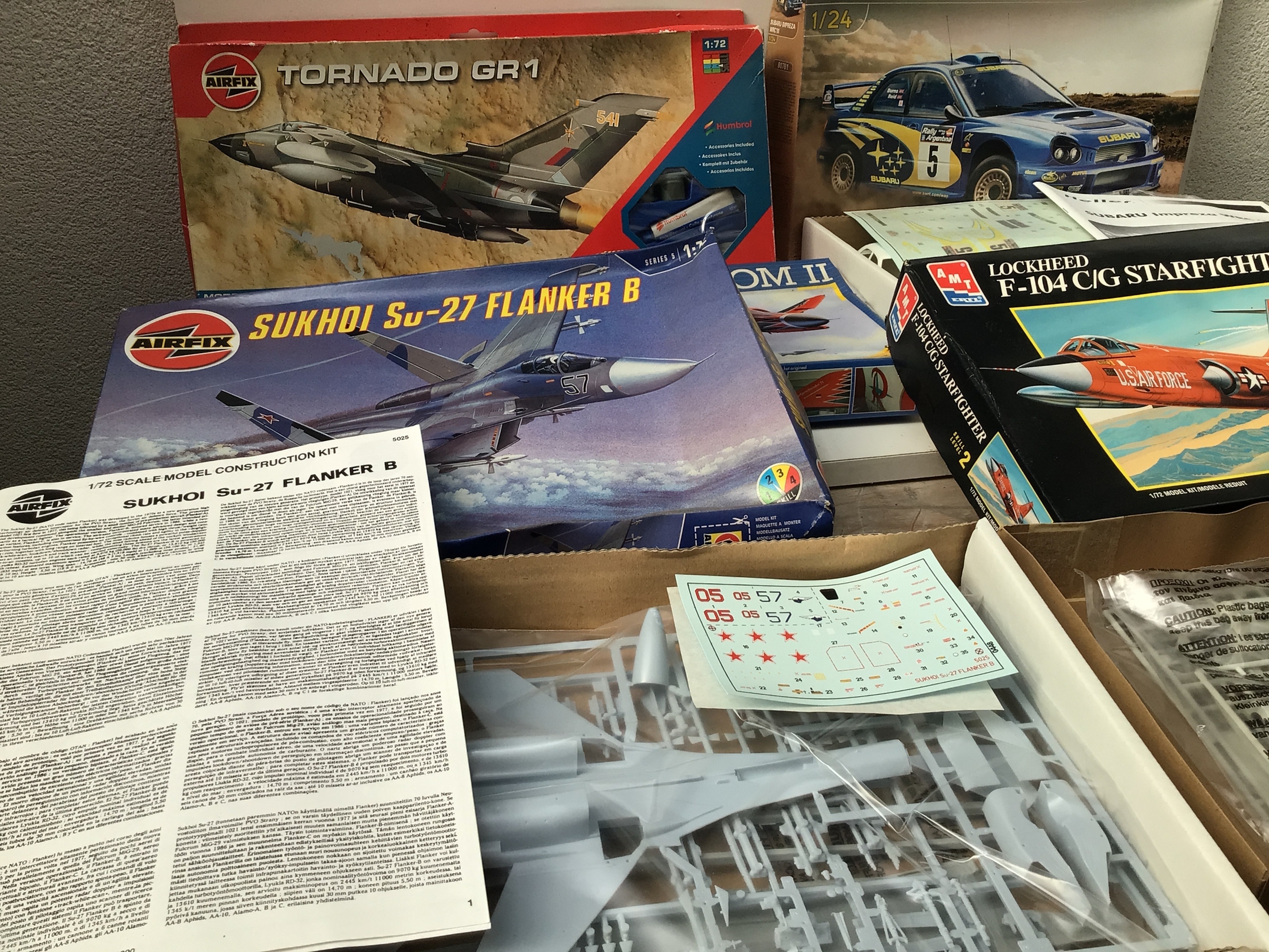A bag containing boxed model kits various manufacturers including Airfix, AMT, Revell etc.  Featuring aircraft and car in a variety of scales.  No reserve 