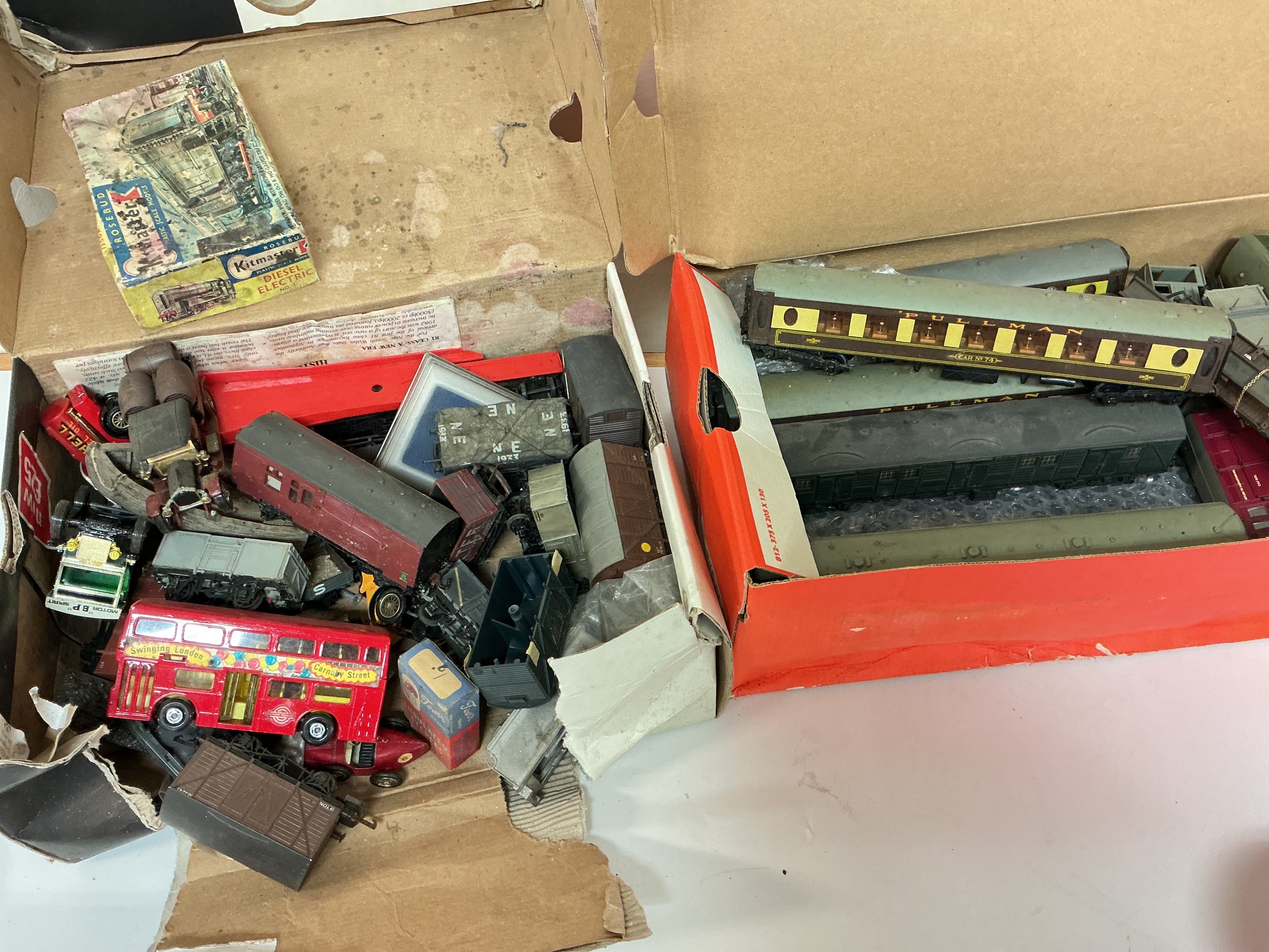 2 Boxes Containing Mainly 00 Gauge Rolling Stock,