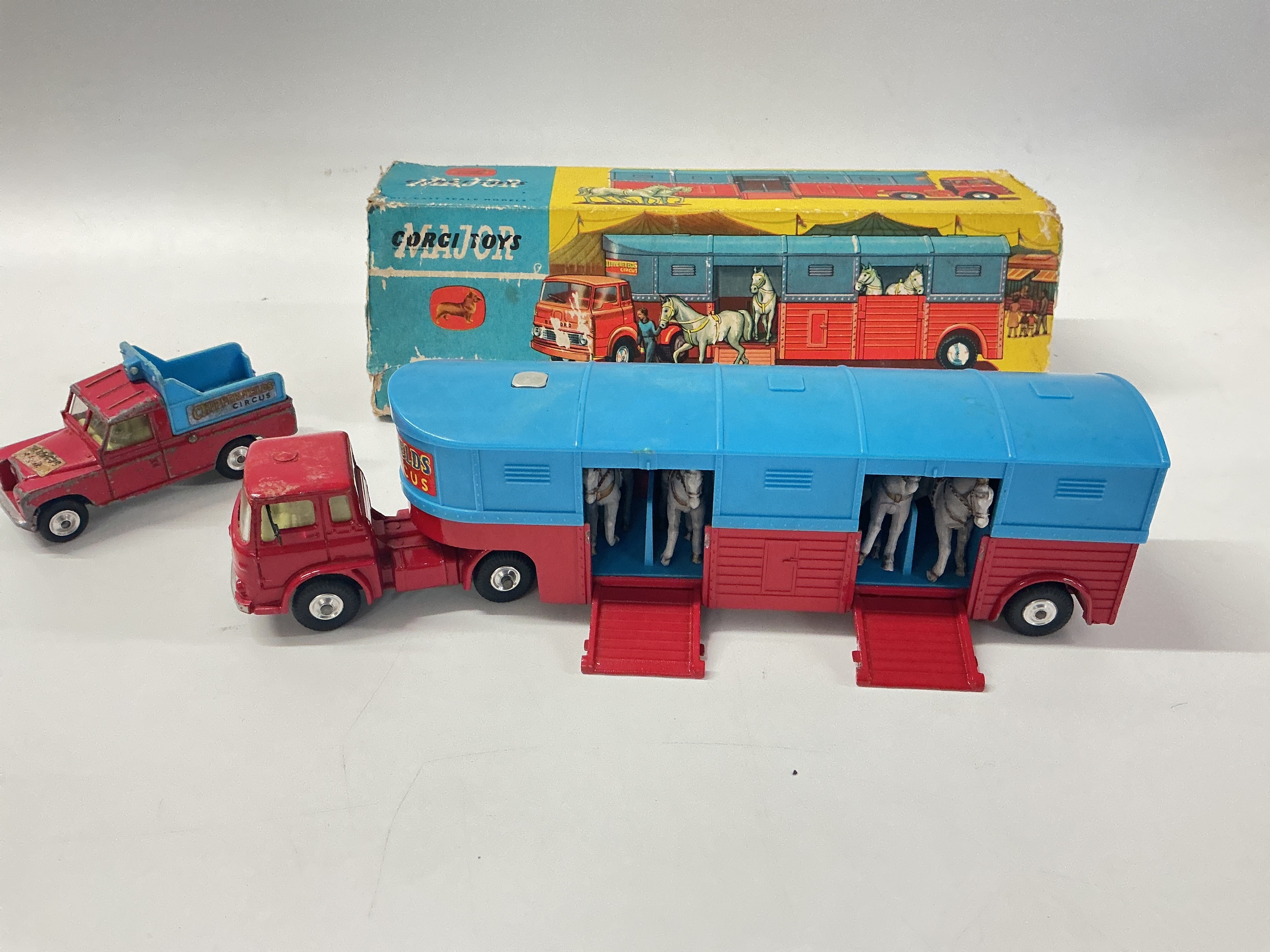 A Boxed Corgi Circus Horse Transporter And A Loose Land-Rover, Box Is Very Worn. No Reserve.