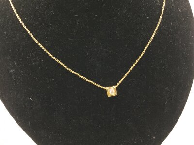 A 9ct yellow gold necklace with diamond pendant.