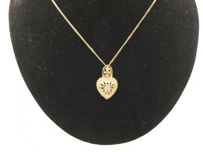 A 9ct necklace with Indian style shaped pendant.
4.25g