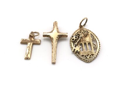 Two 9ct gold crosses and a 9ct gold charm.
7.28g