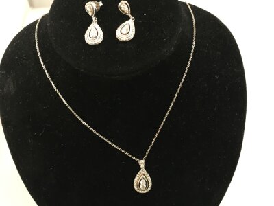 A 9ct white gold necklace set wit( diamond pendant with matching earrings.
5.75g