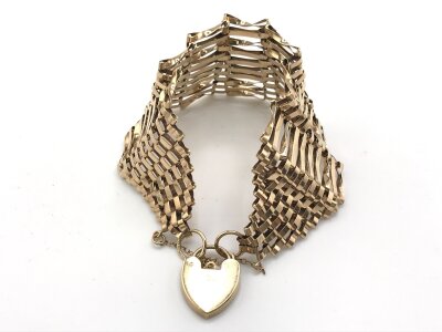 A 9ct gold gate bracelet 
20.32g